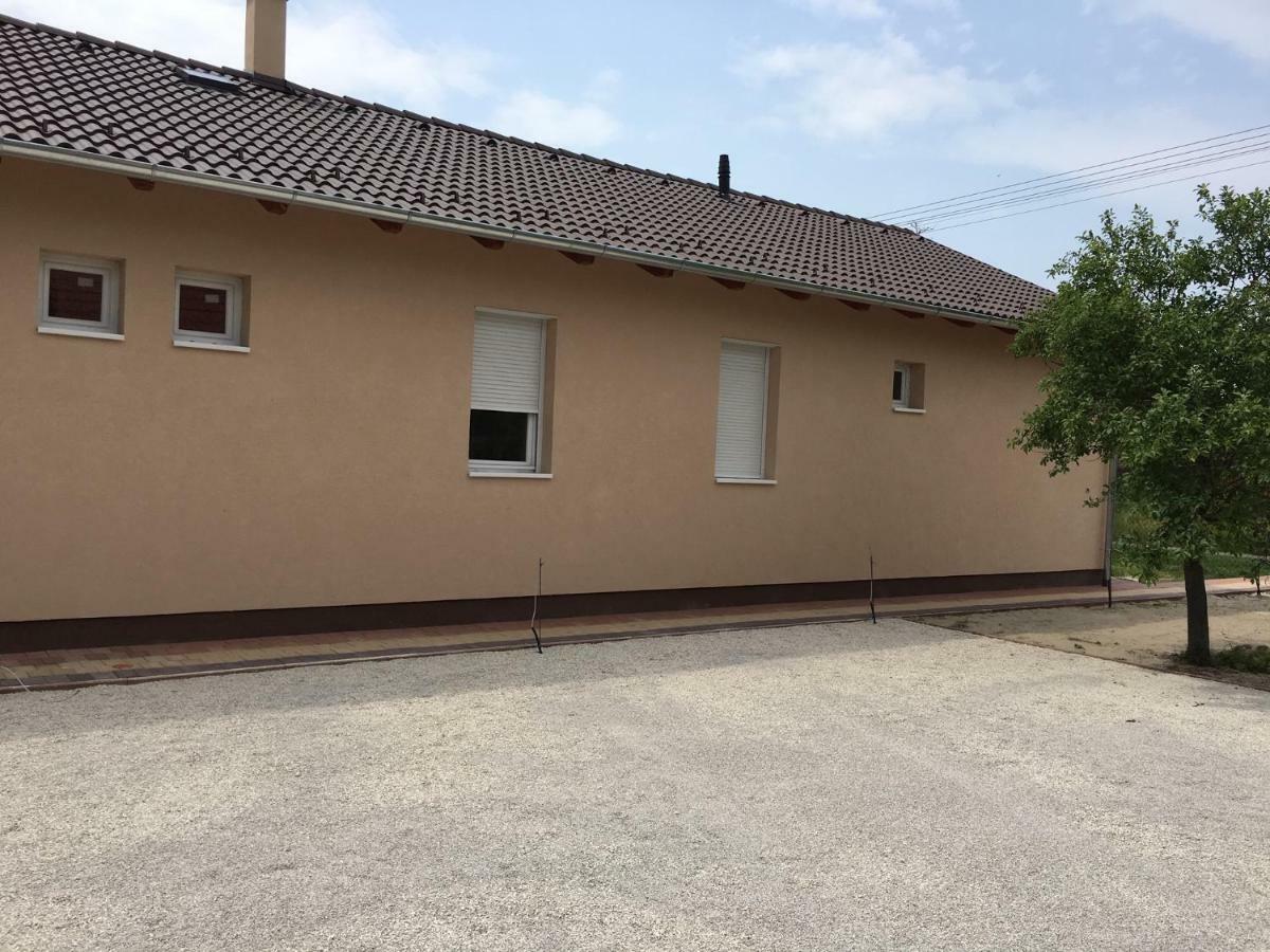 Konrad Apartman Villa Balatonmáriafürdő Buitenkant foto
